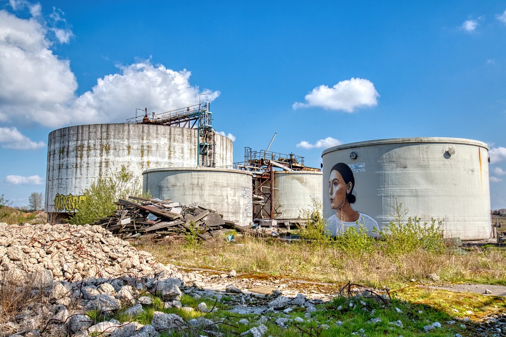 HDR graffiti streetart art kunst factory usine fabriek urbex chemie chemical industry industrie lost abandoned abandonnee decay vervuild pollution vervuiling